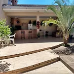 Edicula com um quarto banheiro e piscina e lazer
