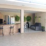 Edicula com um quarto banheiro e piscina e lazer