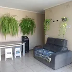 Edicula com um quarto banheiro e piscina e lazer