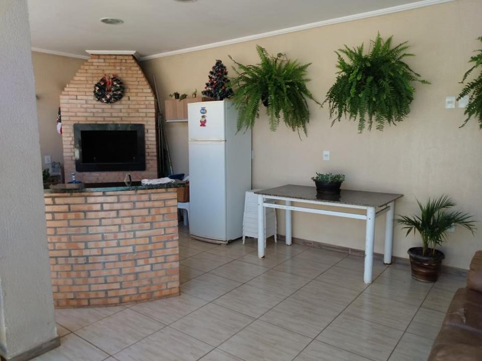 Edicula Com Um Banheiro E Piscina E Lazer Casa de hóspedes
